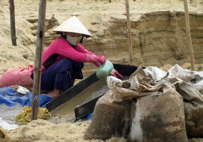 Illegal titanium ore mining in Cat Thanh Commune, Phu Cat District, Binh Dinh Province (Photo: SGGP) Illegal titanium ore mining in Cat Thanh Commune, Phu Cat District, Binh Dinh Province (Photo: SGGP)